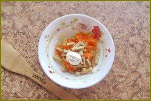 Салат с морковью и кириешками - фото шаг 6