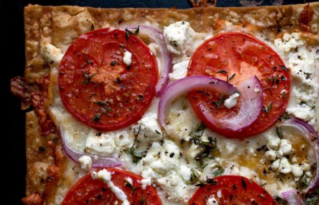Пицца с томатами и козьим сыром