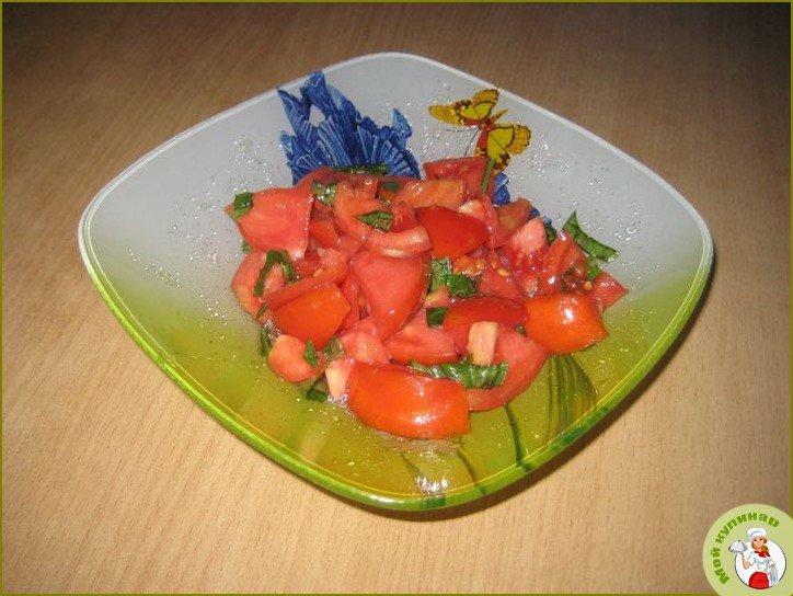 Салат из помидоров с базиликом и чесноком