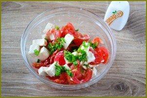 Салат из помидоров с базиликом и чесноком - фото шаг 5