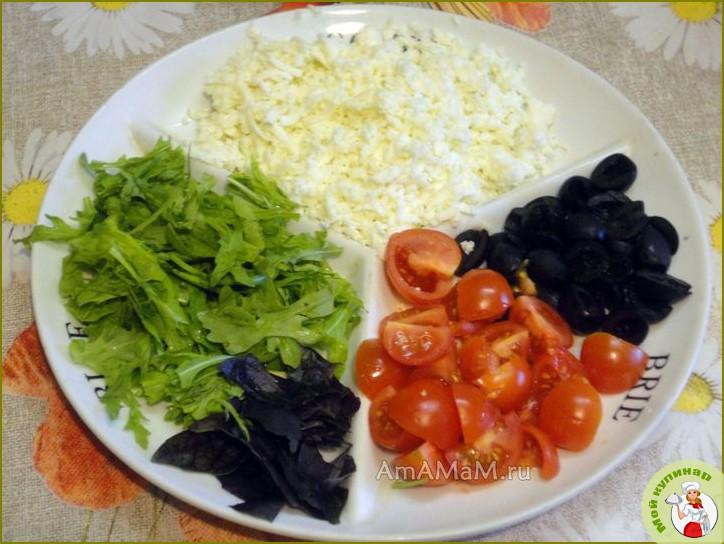 Салат с сыром и сухариками