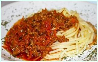 Спагетти под соусом болоньезе