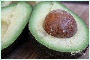 Оригинальная яичница в авокадо