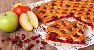 Открытый пирог с брусникой и яблоком