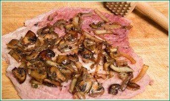 Рулет из свинины с грибами