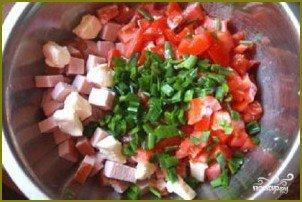 Салат с колбасой, сыром и помидорами - фото шаг 2