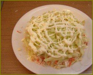 Крабовый салат с плавленым сыром - фото шаг 7