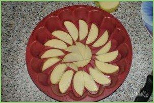 Очень вкусная шарлотка с яблоками - фото шаг 4