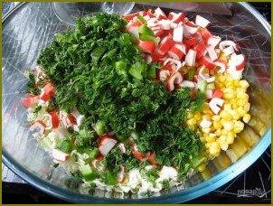 Салат из крабовых палочек и капусты с укропом - фото шаг 4