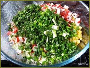 Салат из крабовых палочек и капусты с укропом - фото шаг 5