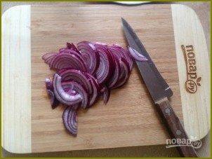 Салат из рукколы, лука и фиников - фото шаг 2
