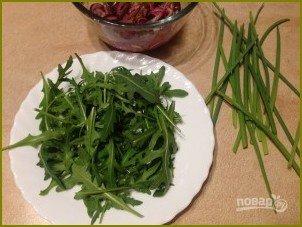 Салат из рукколы, лука и фиников - фото шаг 5