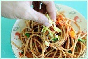 Спагетти с базиликом и помидорами