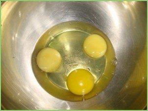 Блины на воде с яйцами - фото шаг 1