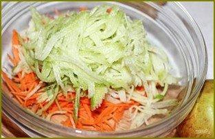 Салат из зеленой редьки с морковью - фото шаг 3