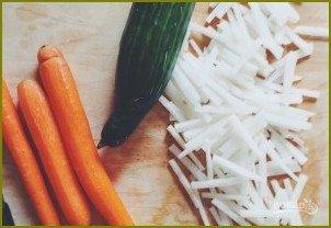 Салат с дайконом, огурцом и морковью - фото шаг 1