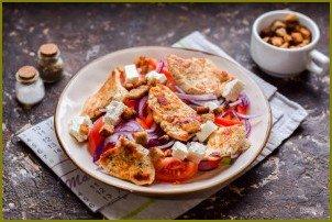 Греческий салат с сухариками и курицей - фото шаг 5