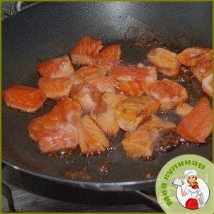 Салат с жареным лососем - фото шаг 2