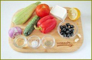 Греческий салат с цуккини и помидорами - фото шаг 1