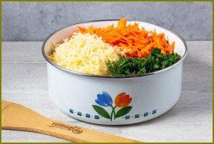 Салат из капусты с сыром и морковью - фото шаг 3