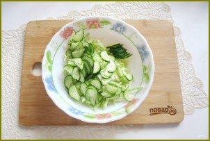 Овощной салат с капустой, помидорами, огурцами и зеленью - фото шаг 3