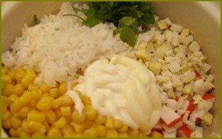 Салат из кукурузы и крабовых палочек по-домашнему - фото шаг 6
