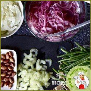 Салат с фасолью, луком и миндалем - фото шаг 5