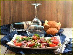 Салат с помидорами, говядиной-гриль и трюфельным маслом - фото шаг 6