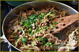 Азиатский салат со свининой и грибами - фото шаг 6