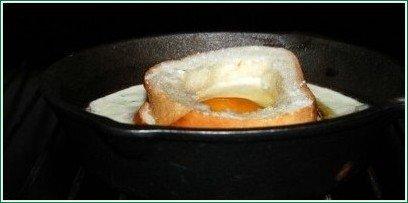 Яичница в хлебе в духовке