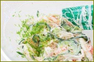Пикантный крабовый салат - фото шаг 2