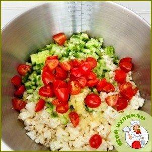 Салат из цветной капусты с помидорами и огурцами - фото шаг 3