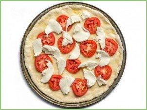 Пицца с томатами и моцареллой - фото шаг 6