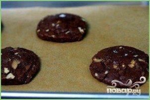 Шоколадное печенье с карамелью и орехами - фото шаг 4