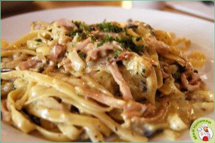 Спагетти карбонара с беконом и сливками