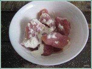 Мясо, тушеное в томатном соусе (Spеzzatino al pomodoro)