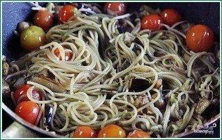 Спагетти с черри, баклажанами и пророщенной фасолью