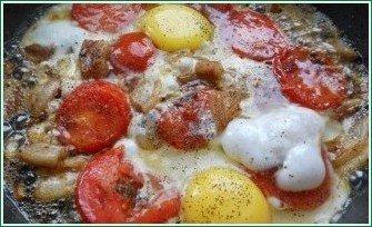 Яичница с салом и помидорами