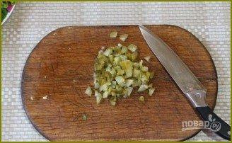 Салат с семгой и солеными огурцами - фото шаг 4