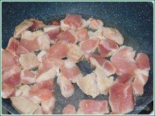 Свинина, тушеная в сливочно-томатном соусе