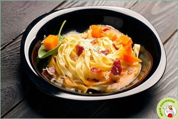 Спагетти в тыквенном соусе с беконом