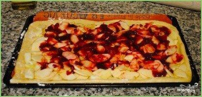 Дрожжевой пирог с яблоками и брусникой - фото шаг 5