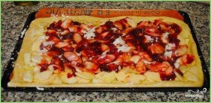 Дрожжевой пирог с яблоками и брусникой - фото шаг 6