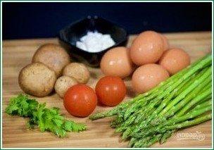 Яичница со спаржей и овощами