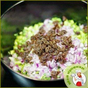 Салат из брокколи с изюмом и семечками - фото шаг 5