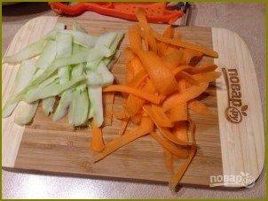 Салат из стеблей брокколи, моркови и огурца - фото шаг 4
