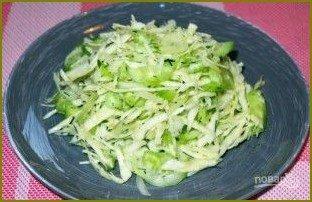 Салат из свежей капусты и огурцов - фото шаг 5