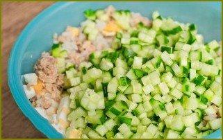 Салат с консервированной горбушей и кукурузой - фото шаг 2