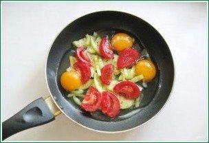 Яичница с летними овощами