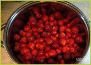 Клубничное варенье с целыми ягодами - фото шаг 1